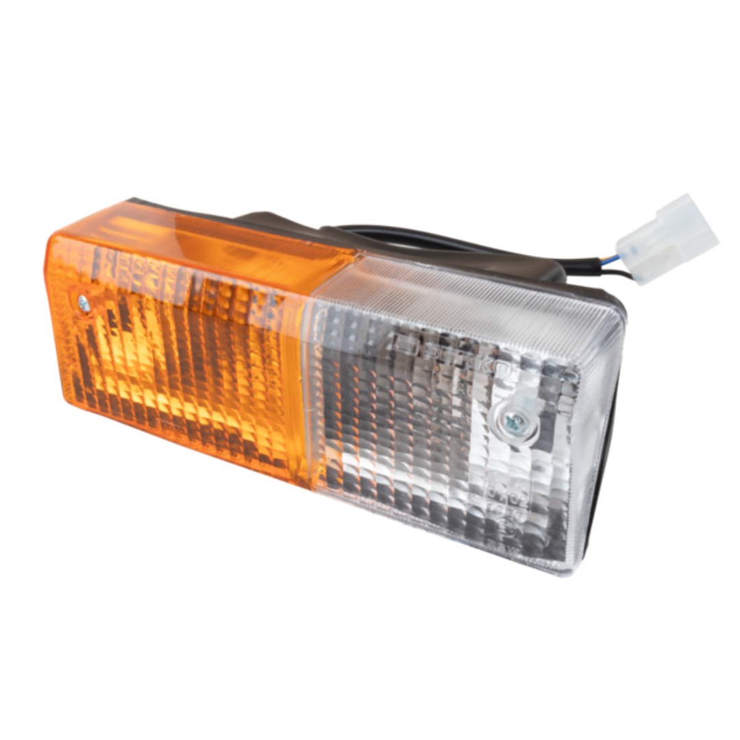 Fanale direzione-posizione DX 165x60 mm, certificato ECE R6 R7. Garantisce visibilità e sicurezza per trattori FIAT e LANDINI. Acquista ora con lampade incluse.