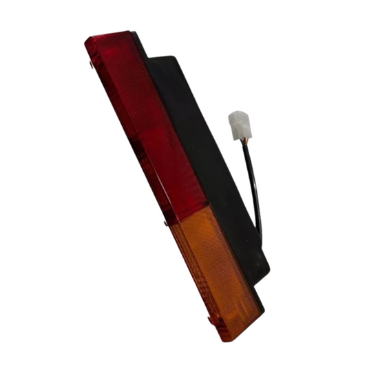 Fanale posteriore alogeno DX 304x92x61 mm con luce di posizione, stop e freccia. Omologato ECE, resistente e facile da installare per trattori FIAT e LANDINI.