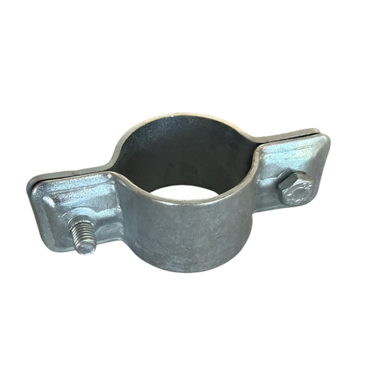 Collare marmitta a 2 pezzi Ø46-49 mm con perno di fissaggio per trattori Fiat e Fiatagri. Rif. 4980842, 4998798, 5101436 e compatibili. 80.90 70.90 80.66 70.66 