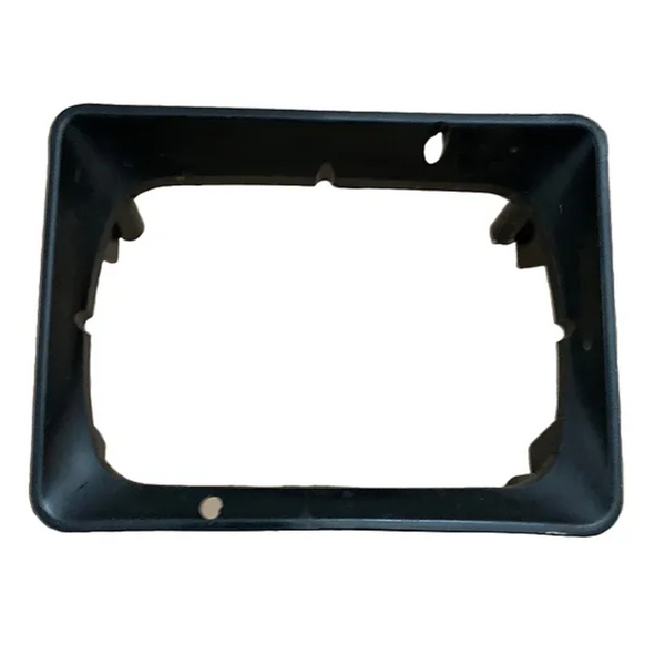 Cornice supporto faro fanale per trattori, codice 5122251. Ricambio resistente e compatibile per vari modelli di trattori FIAT. Acquista ora su Stanco Agristop! 