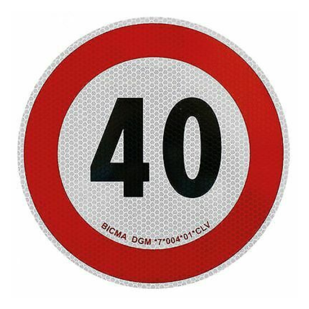Disco adesivo 40 km/h omologato UE per trattori, rimorchi, camion e macchine agricole. Retroriflettente, resistente e conforme alle normative europee.