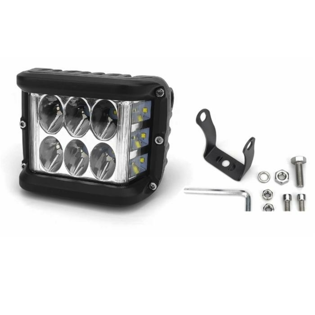 Faro LED 36W compatto e potente, 2800 lumen, IP67, 12 LED Cree. Resistente, efficiente e ideale per lavori professionali con trattore, muletto, escavatore.