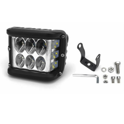 Faro LED 36W compatto e potente, 2800 lumen, IP67, 12 LED Cree. Resistente, efficiente e ideale per lavori professionali con trattore, muletto, escavatore.