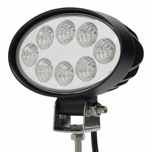 Faro da lavoro LED 24W ovale, 1800 lumen, IP67. Illuminazione potente per trattori e macchine agricole. Robusto, efficiente e facile da montare.
