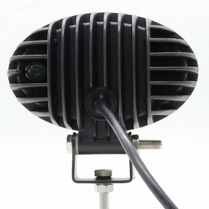 Faro da lavoro LED 24W ovale, 1800 lumen, IP67. Illuminazione potente per trattori e macchine agricole. Robusto, efficiente e facile da montare.