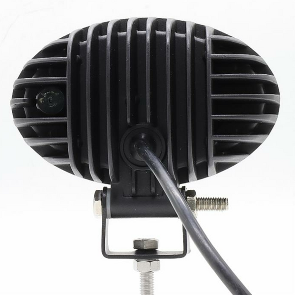 Faro da lavoro LED 24W ovale, 1800 lumen, IP67. Illuminazione potente per trattori e macchine agricole. Robusto, efficiente e facile da montare.
