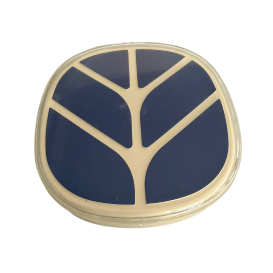 Logo New Holland calandra serie Winner, con spiga Fiatagri blu. Dimensioni 114×104 mm. Compatibile con F100, F115, F120, F130, F140, 65-94, 72-94, 82-94, 88-94.