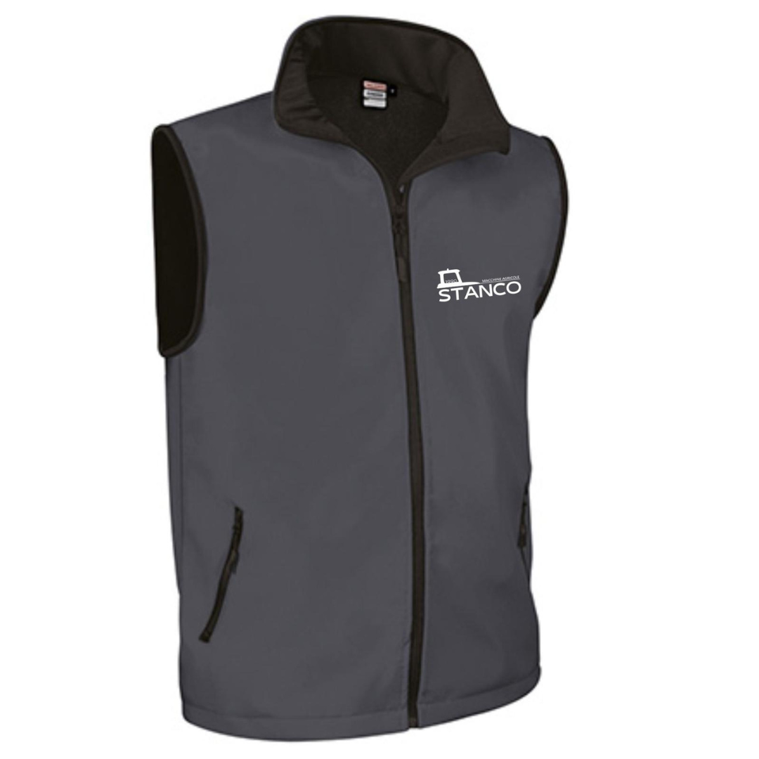 Gilet softshell tecnico con logo Stanco Macchine Agricole. Resistente, antivento e ideale per agricoltori, lavoratori e sportivi. Disponibile in varie taglie.