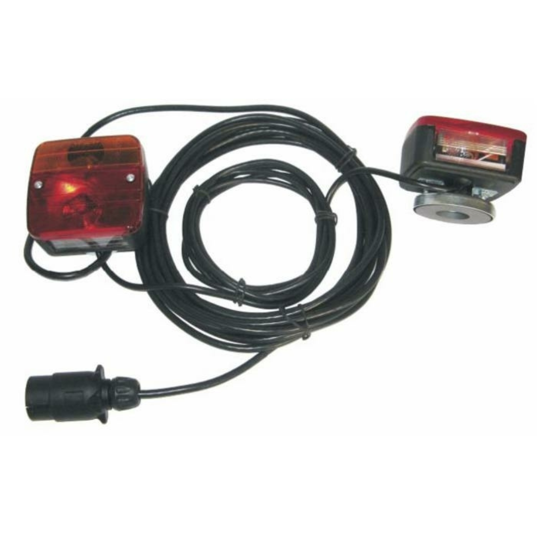 Kit luci posteriori alogene con magnete, cavo 7,5 m + 2,5 m, spina 7 poli. Funzioni stop, posizione, freccia e targa. Omologato ECE. Lampadine incluse.