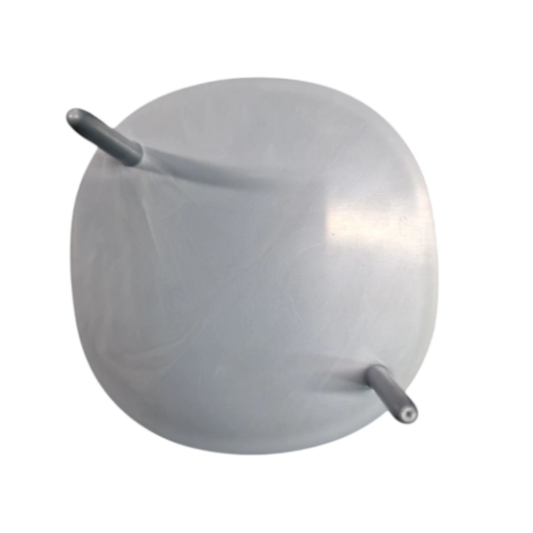 Stemma frontale grigio‑blu per trattori New Holland Fiatagri. Ricambio resistente, facile da installare, ideale per sostituire il logo alla calandra mascherina.