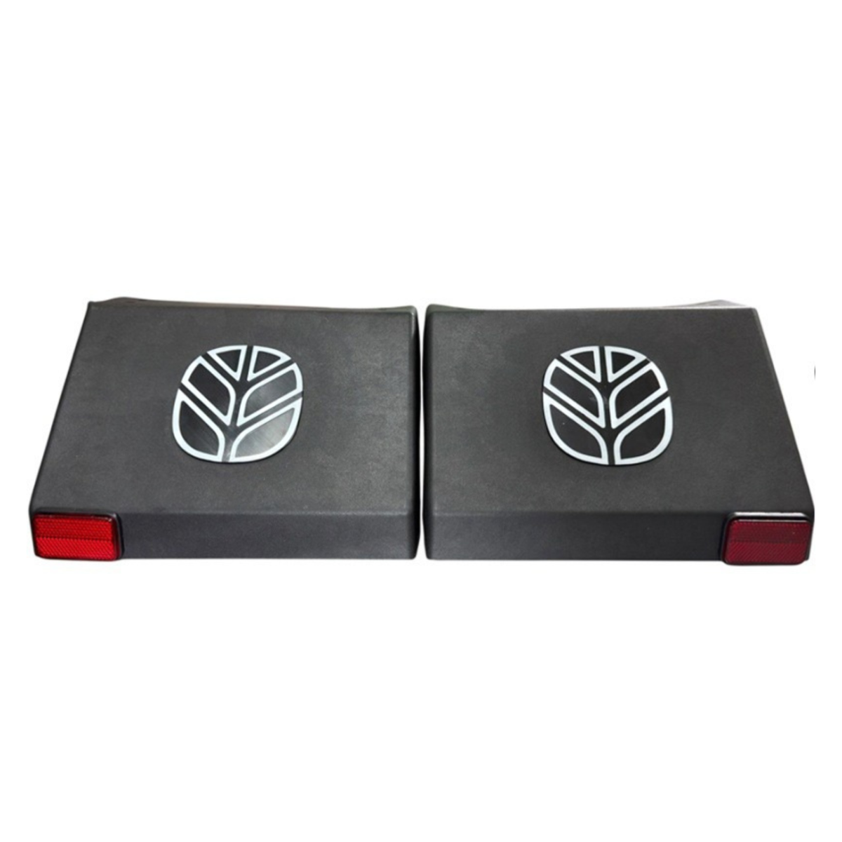 Coppia paraspruzzi posteriori DX + SX per trattori Fiat Serie 46, 56 e 66 e Agrifull. Ricambio adattabile in plastica nera, parafango 43 cm. Completo di logo. 80.66 70.66 666 766
