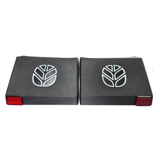 Coppia paraspruzzi posteriori DX + SX per trattori Fiat Serie 46, 56 e 66 e Agrifull. Ricambio adattabile in plastica nera, parafango 43 cm. Completo di logo. 80.66 70.66 666 766