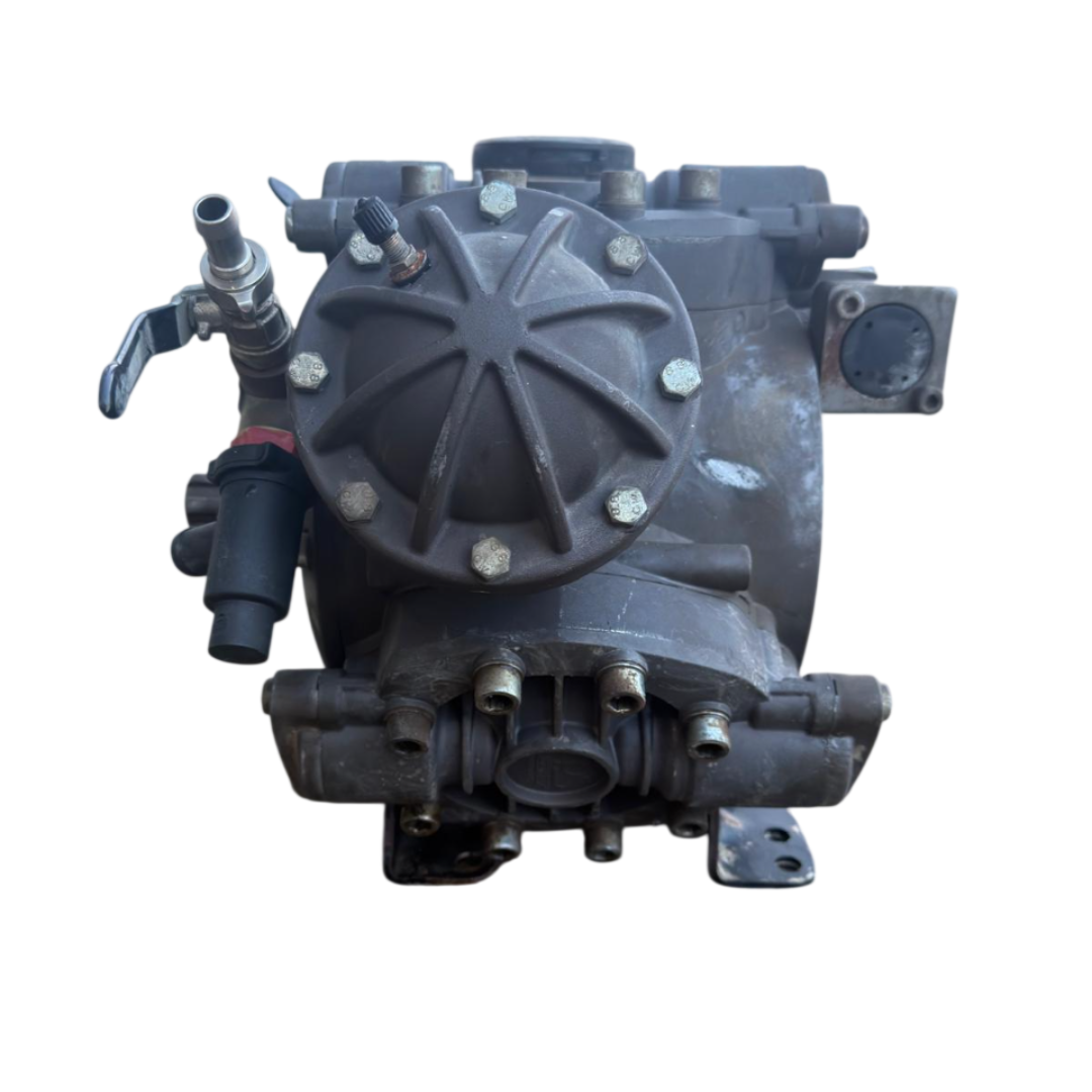Pompa a membrana Comet APS121: 115 l/min, 50 Bar, 3 membrane NBR. Alta pressione, resistente e ideale per applicazioni agricole e industriali. Prestazioni professionali.