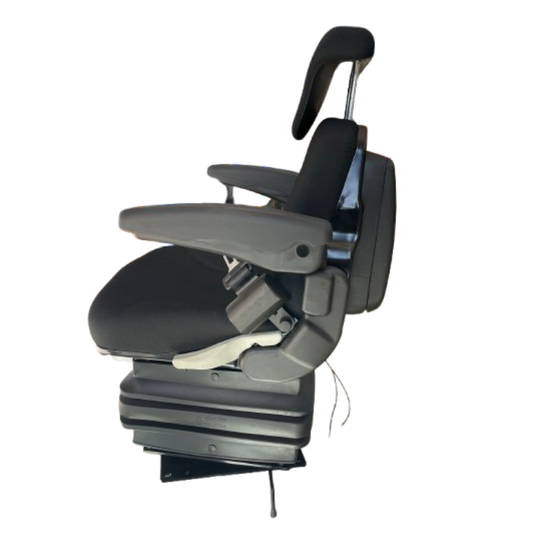 Sedile universale per trattori ed escavatori con molleggio pneumatico, riscaldamento integrato e comfort ergonomico. Ideale per uso agricolo e industriale.