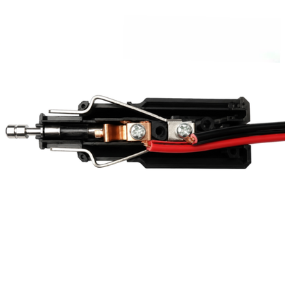 Spina accendisigari universale 12V 8A con anello rosso rimovibile, adattabile da Ø21 a Ø12 mm. Ideale per trattori, auto e veicoli compatibili.