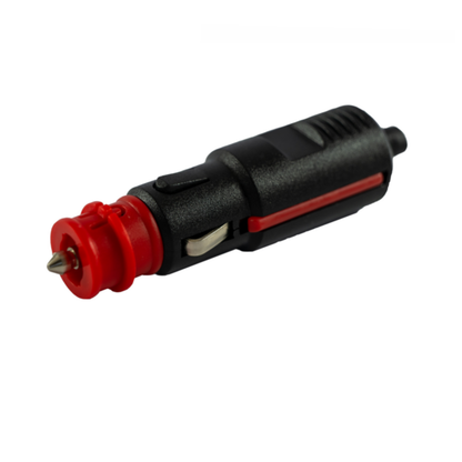 Spina accendisigari universale 12V 8A con anello rosso rimovibile, adattabile da Ø21 a Ø12 mm. Ideale per trattori, auto e veicoli compatibili.