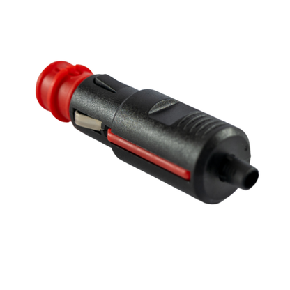 Spina accendisigari universale 12V 8A con anello rosso rimovibile, adattabile da Ø21 a Ø12 mm. Ideale per trattori, auto e veicoli compatibili.