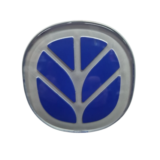 Stemma frontale grigio‑blu per trattori New Holland Fiatagri. Ricambio resistente, facile da installare, ideale per sostituire il logo alla calandra mascherina.