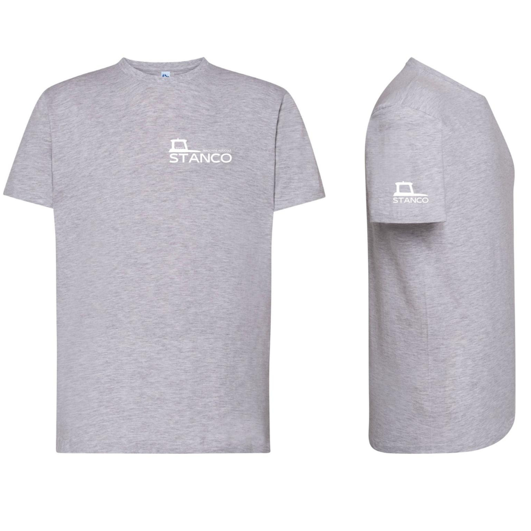 T-shirt in cotone Stanco Macchine Agricole: resistente, comoda e autentica. Ideale per lavoro, eventi, sport e tempo libero.
