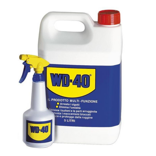 WD-40 in tanica da 5 litri è la soluzione ideale per lubrificare, sbloccare e proteggere superfici metalliche. Dotato di dosatore spray, acquista ora per la tua officina e fai-da-te.