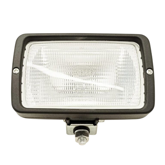 Faro da lavoro HELLA FF®‑H3 con ottica a campo esteso e base inclinabile. Ideale per cabine trattori Fiat, Fiatagri e New Holland. Dimensioni 154×94, profondità 84 mm.