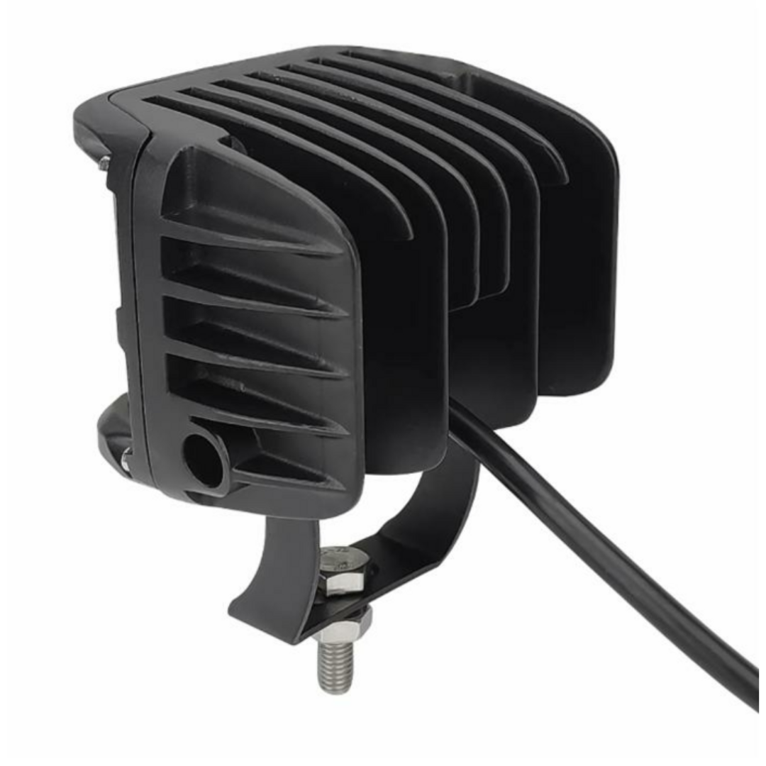 Faro LED 36W compatto e potente, 2800 lumen, IP67, 12 LED Cree. Resistente, efficiente e ideale per lavori professionali con trattore, muletto, escavatore.