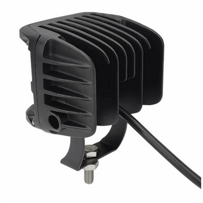 Faro LED 36W compatto e potente, 2800 lumen, IP67, 12 LED Cree. Resistente, efficiente e ideale per lavori professionali con trattore, muletto, escavatore.