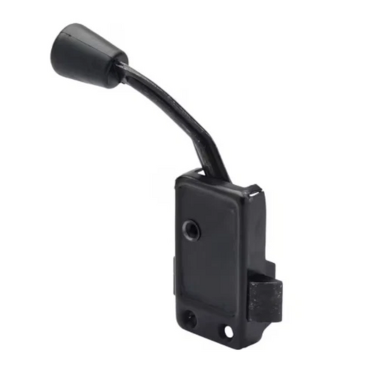 Serratura interna portiera sinistra per trattori Fiat e Ford serie 88 e 90. Compatibile con Fiat 80-90, 100-90, 130-90, 140-90 DT e Ford 8430, 8630, 8830. Ricambio cabina robusto e affidabile.